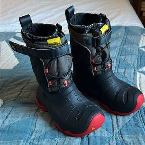 Kids Keen Black and Red Insulated Snow Winter Boots